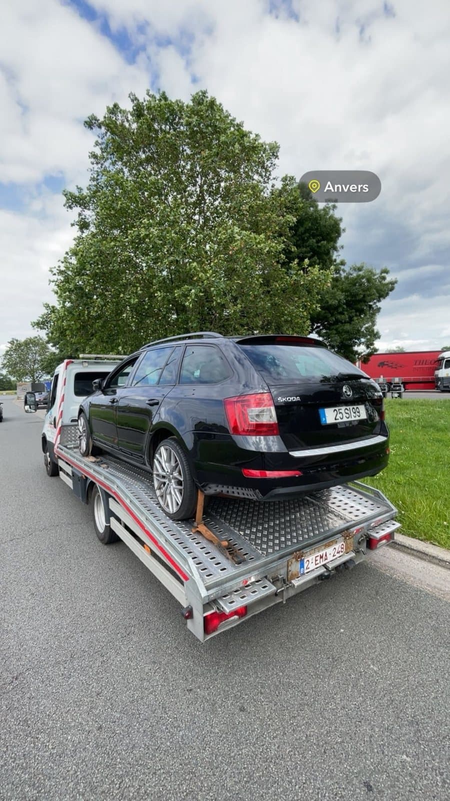 Un break Skoda noir chargé sur le plateau