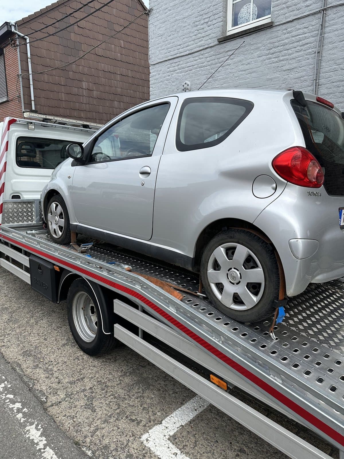 Une citadine grise sanglée sur le plateau