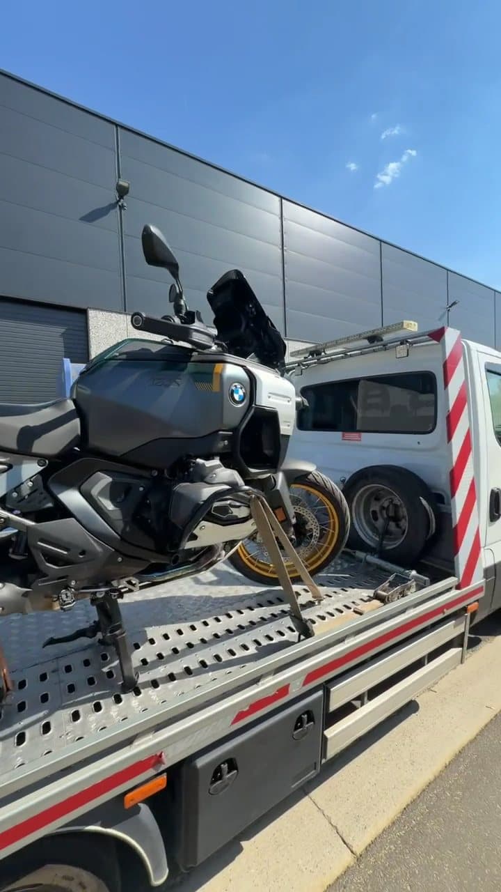 Une moto BMW sanglée debout sur le plateau