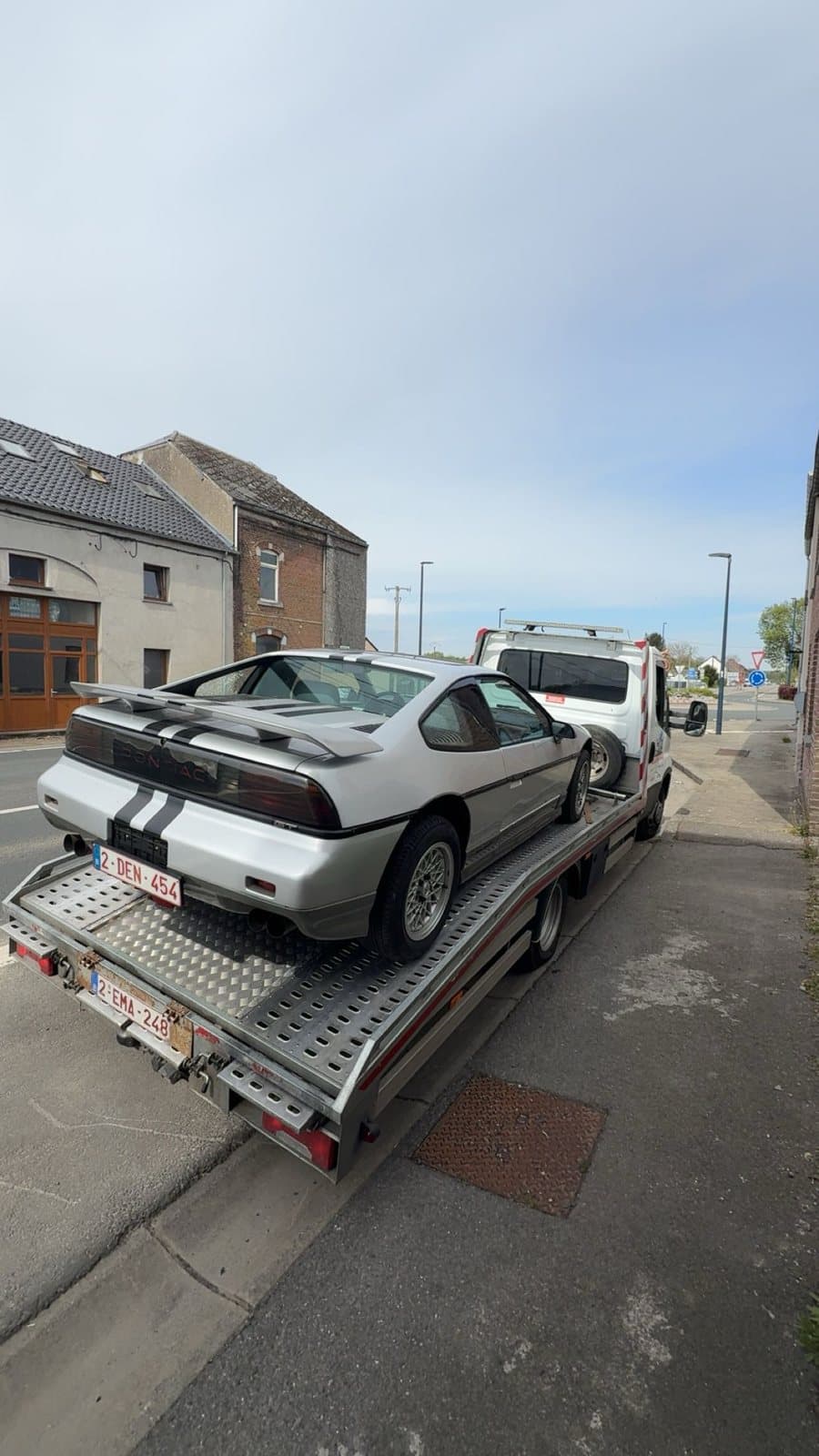 Un coupé gris des années 80 sur le plateau