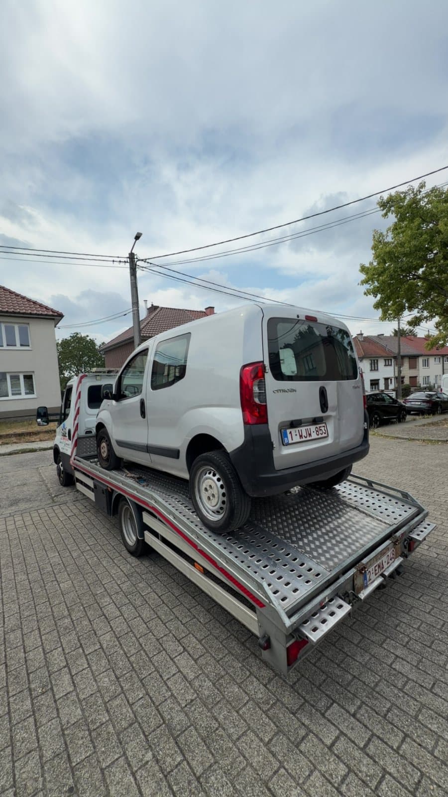 Un petit utilitaire Citroën blanc sur le plateau
