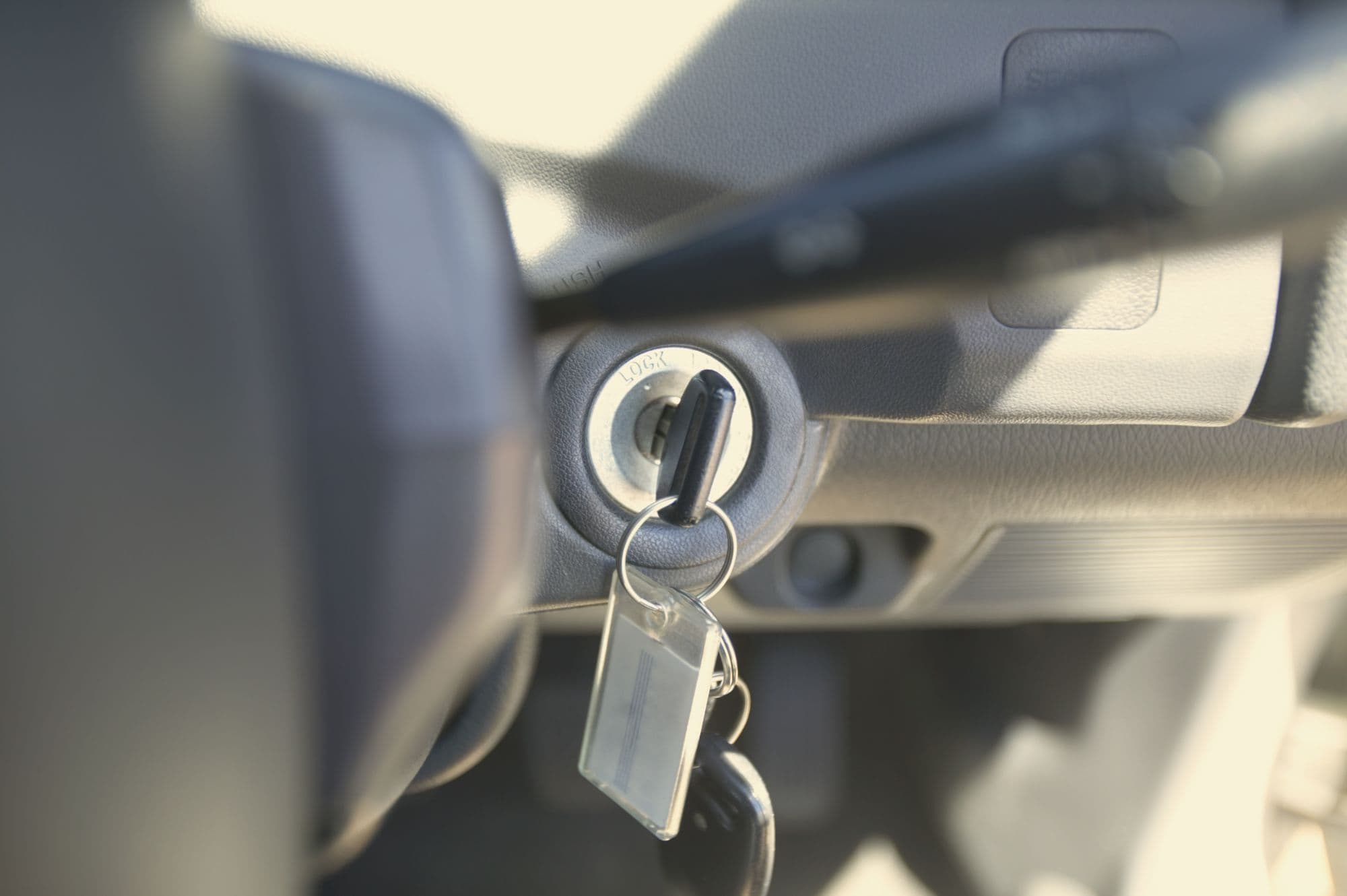 Une clé de contact dans le tableau de bord d’une voiture